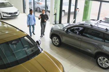 Araba Satış Müdürü Oto Alıcıya Gösteriyor Lüks Otomobil Galerisinde Duruyor.