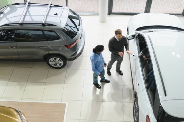 Kafkasyalı satış temsilcisi ve bayilikteki Afrikalı müşteri satışı konusunda anlaştılar..