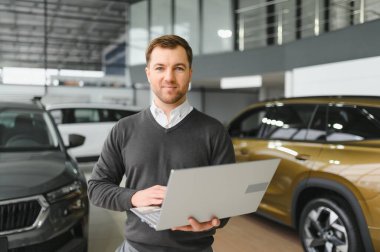 Araba satıcısı müdürü galeride duruyor..