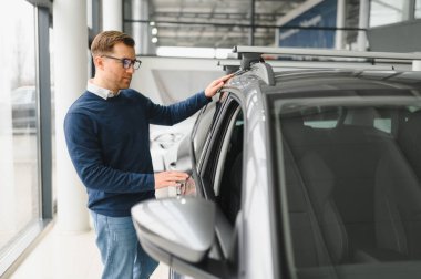 Gayri resmi kıyafet satan yakışıklı bir sakallı alıcı..