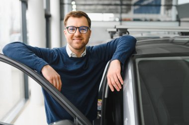 Gayri resmi kıyafet satan yakışıklı bir sakallı alıcı..