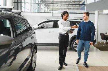 Araba Satış Müdürü Oto Alıcıya Gösteriyor Lüks Otomobil Galerisinde Duruyor.