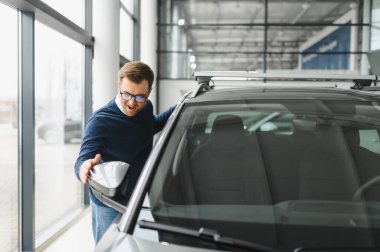 Gayri resmi kıyafet satan yakışıklı bir sakallı alıcı..