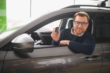 Yeni araba, bayilik ve satılık araçtaki mutlu adamın portresi, iyi hizmet veya kredi başarısı.