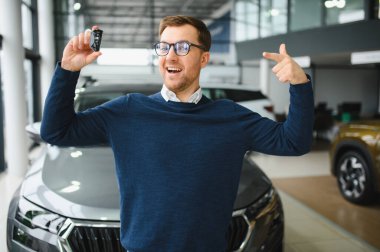 Mutlu adam göstermek onun yeni araba anahtar.