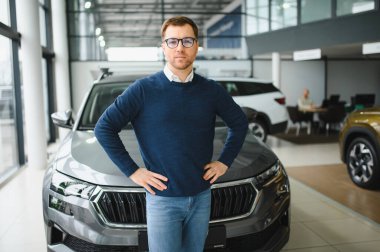 Adam galeriden araba alıyor..