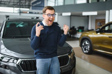 Mutlu adam göstermek onun yeni araba anahtar.