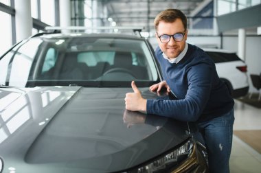 Adam galeriden araba alıyor..