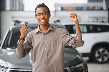 Mutlu adam göstermek onun yeni araba anahtar.