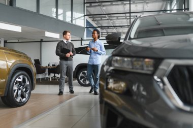 Kafkasyalı satış temsilcisi ve Afrikalı müşteri bayilikte el sıkışırken, satışı kabul ettiler..