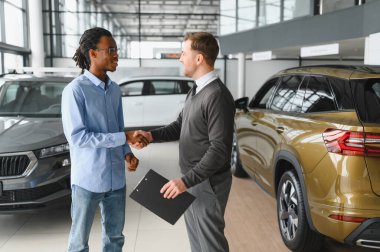 Kafkasyalı satış temsilcisi ve bayilikteki Afrikalı müşteri satışı konusunda anlaştılar..