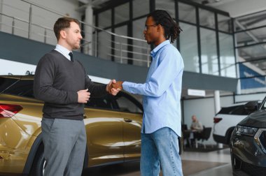 Araba Satış Müdürü Oto Alıcıya Gösteriyor Lüks Otomobil Galerisinde Duruyor.