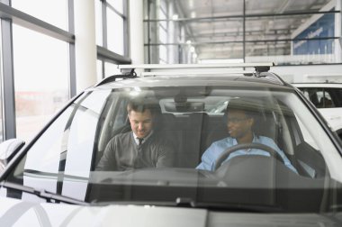 Kafkasyalı satış temsilcisi ve bayilikteki Afrikalı müşteri satışı konusunda anlaştılar..