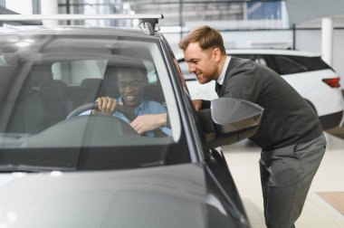 Araba Satış Müdürü Oto Alıcıya Gösteriyor Lüks Otomobil Galerisinde Duruyor.