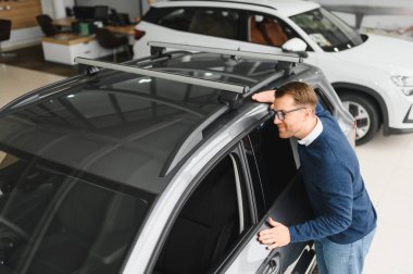 Gayri resmi kıyafet satan yakışıklı bir sakallı alıcı..