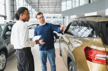 Araba Satış Müdürü Oto Alıcıya Gösteriyor Lüks Otomobil Galerisinde Duruyor.