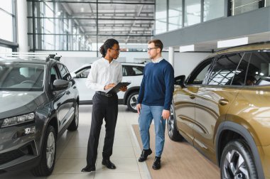 Araba Satış Müdürü Oto Alıcıya Gösteriyor Lüks Otomobil Galerisinde Duruyor.