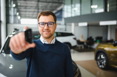 Mutlu adam göstermek onun yeni araba anahtar.