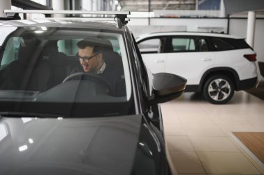 Adam galeriden araba alıyor..