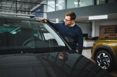 Adam galeriden araba alıyor..