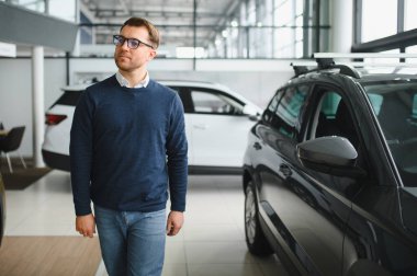 Adam galeriden araba alıyor..