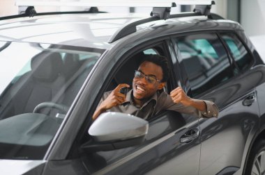 Mutlu adam göstermek onun yeni araba anahtar.