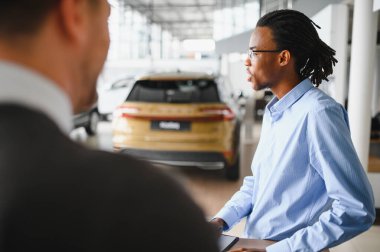 Kafkasyalı satış temsilcisi ve bayilikteki Afrikalı müşteri satışı konusunda anlaştılar..
