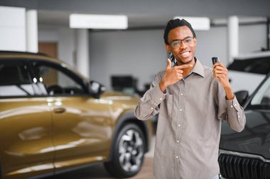 Mutlu adam göstermek onun yeni araba anahtar.