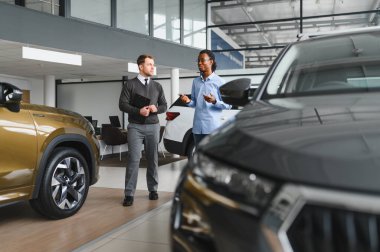 Araba Satış Müdürü Oto Alıcıya Gösteriyor Lüks Otomobil Galerisinde Duruyor.