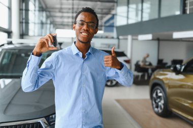 Mutlu adam göstermek onun yeni araba anahtar.