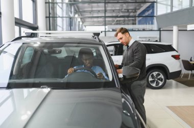 Araba Satış Müdürü Oto Alıcıya Gösteriyor Lüks Otomobil Galerisinde Duruyor.