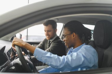 Araba Satış Müdürü Oto Alıcıya Gösteriyor Lüks Otomobil Galerisinde Duruyor.