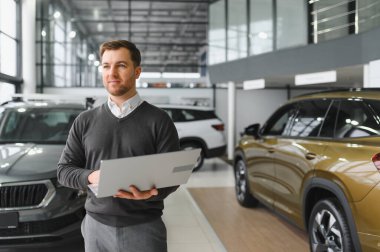 Araba satıcısı müdürü galeride duruyor..