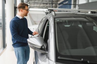 Gayri resmi kıyafet satan yakışıklı bir sakallı alıcı..