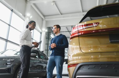 Araba Satış Müdürü Oto Alıcıya Gösteriyor Lüks Otomobil Galerisinde Duruyor.