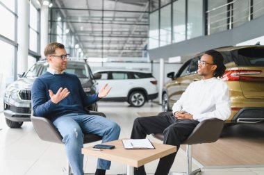 Araba Satış Müdürü Oto Alıcıya Gösteriyor Lüks Otomobil Galerisinde Duruyor.