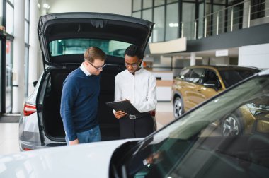 Araba Satış Müdürü Oto Alıcıya Gösteriyor Lüks Otomobil Galerisinde Duruyor.