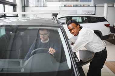 Araba Satış Müdürü Oto Alıcıya Gösteriyor Lüks Otomobil Galerisinde Duruyor.