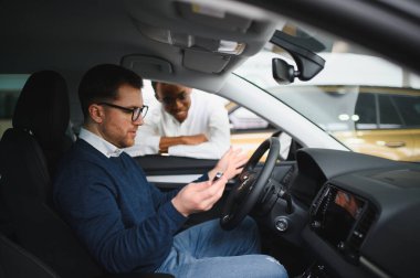 Araba Satış Müdürü Oto Alıcıya Gösteriyor Lüks Otomobil Galerisinde Duruyor.