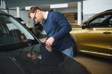 Adam galeriden araba alıyor..