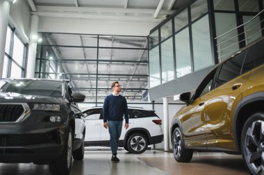 Adam galeriden araba alıyor..