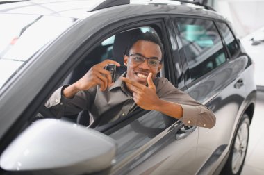 Mutlu adam göstermek onun yeni araba anahtar.