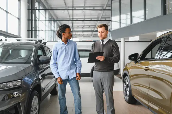 Araba Satış Müdürü Oto Alıcıya Gösteriyor Lüks Otomobil Galerisinde Duruyor.