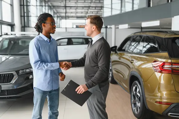 Kafkasyalı satış temsilcisi ve bayilikteki Afrikalı müşteri satışı konusunda anlaştılar..