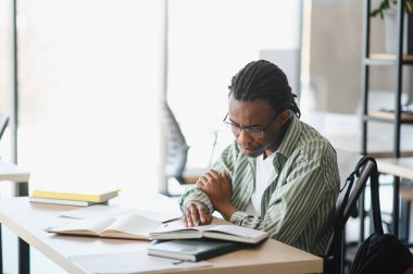 Parlak bir üniversite kütüphanesinde kendini kitaplara ve diplomaya adamış bir öğrenci, tıp sınavlarına ve gelecekteki mezuniyete hazırlanıyor.