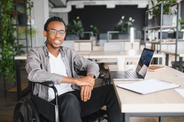 Asistanlık teknolojisi kullanan kendine güvenen genç bir profesyonel, iş yerinde kapsama ve yetkilendirme gösteriyor