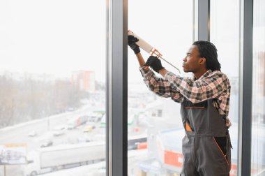 Adanmış işçiler yüksek katlı camları etkili bir şekilde temizler, temiz manzaralar sağlar ve kentsel bir ortamda estetik inşa etmeyi sürdürür