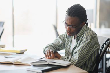 Kendini kütüphaneye adamış bir öğrenci yoğun bir şekilde tıp kitapları okuyor, sınavlara hazırlanıyor, başarılı bir akademik kariyer ve geleceğin mezuniyetini hedefliyor.