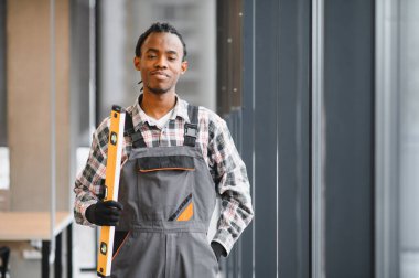 Kendine güvenen Afro-Amerikan işçiler, ruhsal seviyelerini koruyorlar, inşaat ve onarım işleri için hazırlanıyorlar.