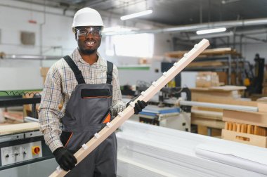 Gülümseyen marangoz mobilya fabrikasında ahşap döşeme, endüstriyel mobilya üretimi